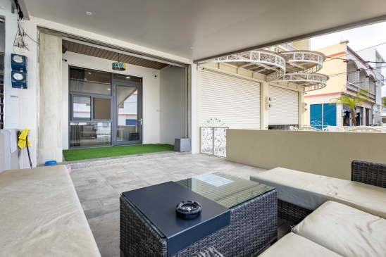 xiaoliuqiu-cloudbnb-outdoor-lounge｜小琉球雲朵家民宿戶外沙發休憩區，鄰近海邊與碼頭