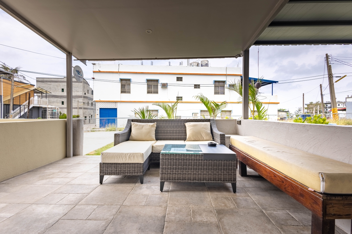 雲朵家民宿悠閒戶外空間 小琉球包棟民宿戶外沙發休憩區-雲朵家